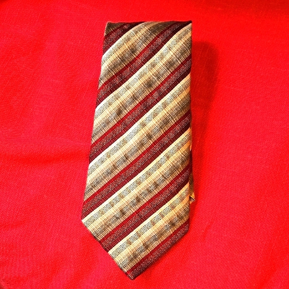 Striped Red and Tan Men's Tie Kilburne And Finch - Picture 1 of 3